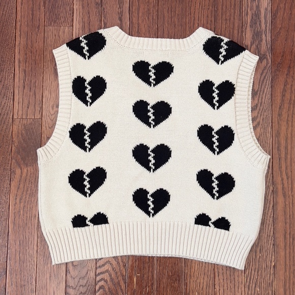 Arizona Jean Company Cream and Black V-neck Sweater With Broken Hearts, Size Med - Picture 7 of 8